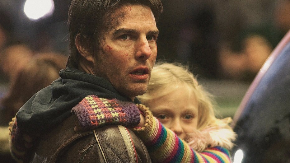 Tom Cruise met Dakota Fanning in War of the Worlds Tom Cruise met Dakota Fanning in War of the Worlds
