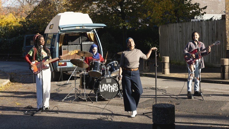 Juliette Motamed, Anjana Vasan, Faith Omole en Sarah Kameela Impey in We Are Lady Parts