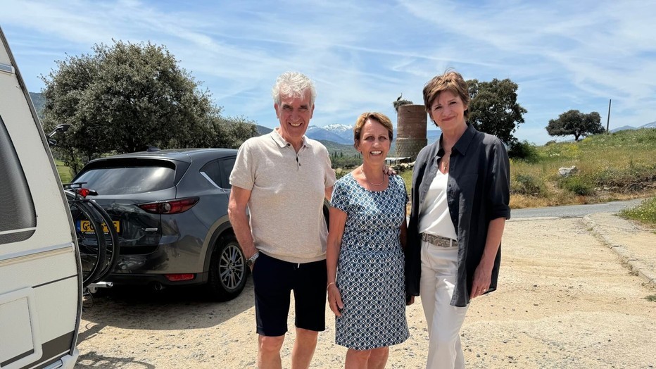 Martine van Os met Henk en Rina in We Zijn er Bijna!