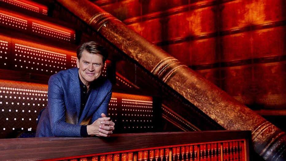 Beau van Erven Dorens is de presentator van Weet Ik Veel.