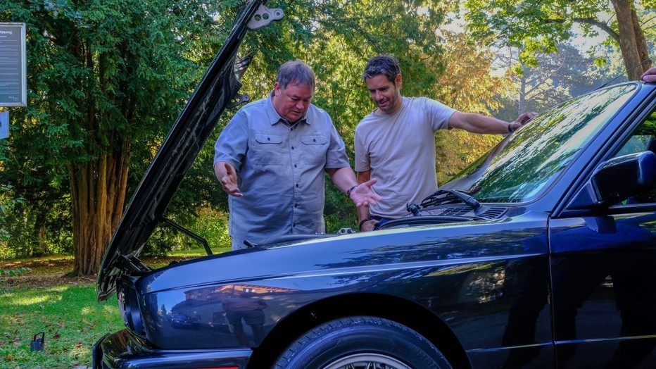 Mike Brewer en, Marc Priestley voor Wheeler Dealers World Tour