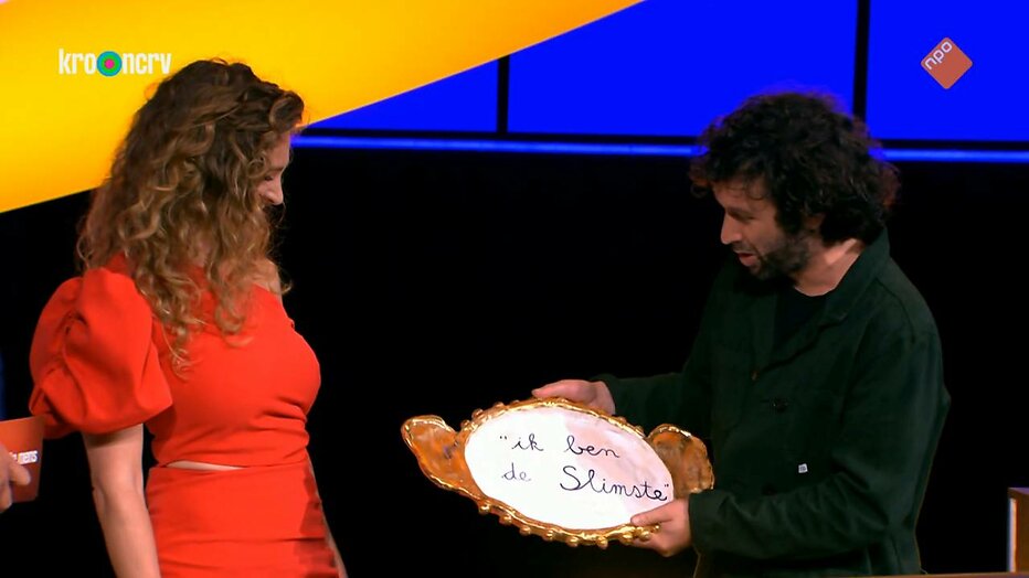 Brankele Frank krijgt de wisseltrofee na overwinning.