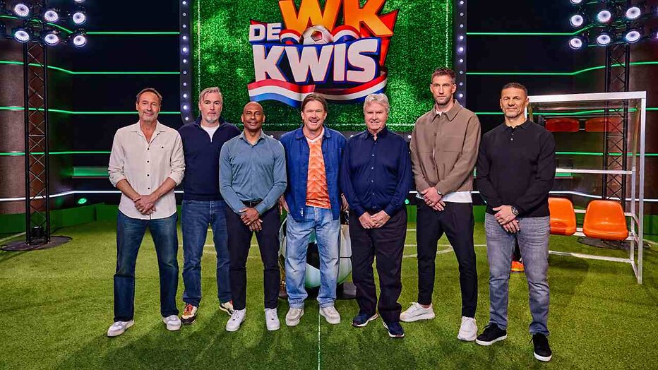 Johnny de Mol met deelnemers De WK Kwis