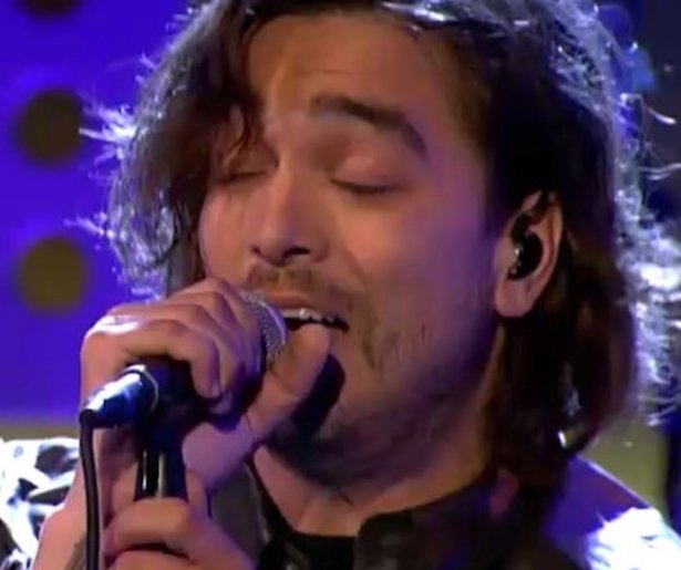 Waylon zingt intens duet met Freddie Mercury in DWDD