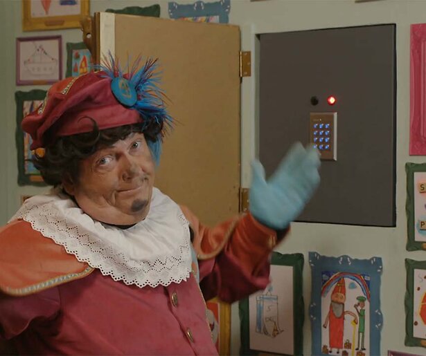 Gisteren in Het Sinterklaasjournaal: de Pieten proberen de kluis te kraken