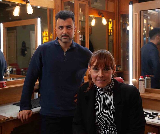 Özcan Akyol krijgt bezoek van Wende Snijders