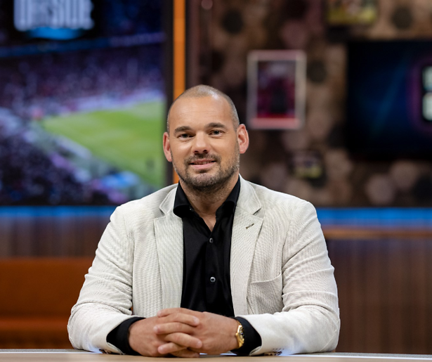 Het 'niveau expert' op ski's van Wesley Sneijder laat te wensen over