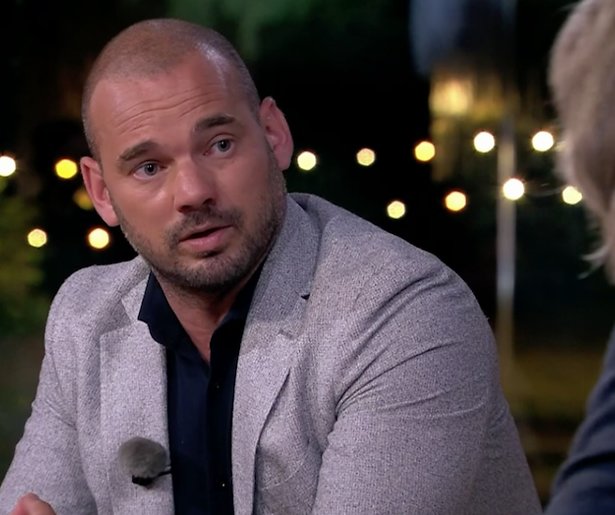 Wesley Sneijder en Johan Derksen discussiëren over coronavaccin