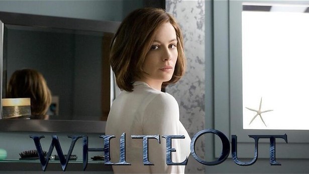 Kate Beckinsale staat in de kou