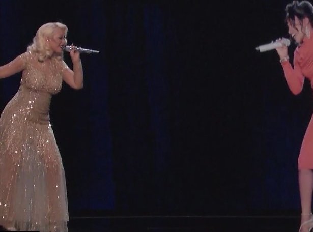 Videosnack: Christina Aguilera zingt met het Whitney Houston hologram