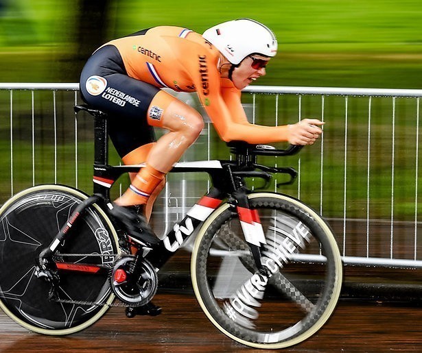 Op topsnelheid door de Kaasstad in EK wielrennen op de weg