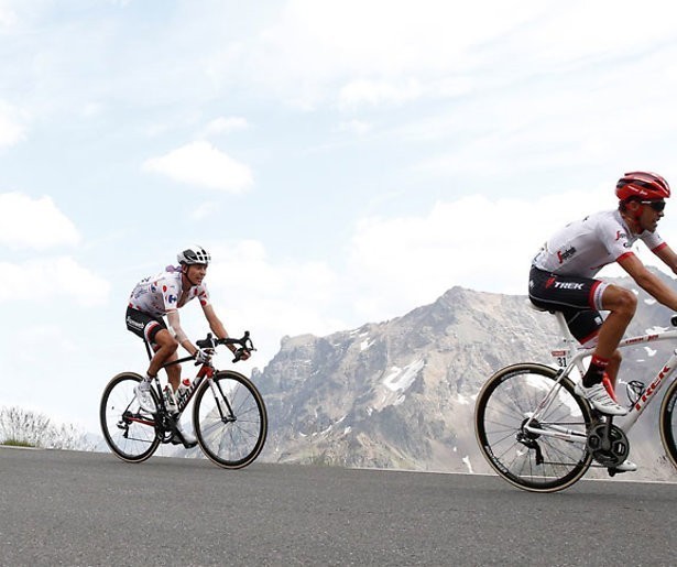 Mannen en vrouwen rijden de tijdrit in Tokio