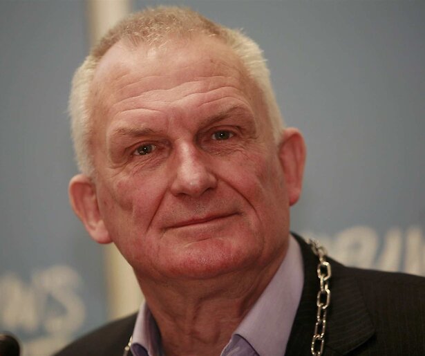 Legendarische tv-maker Wim de Bie overleden 