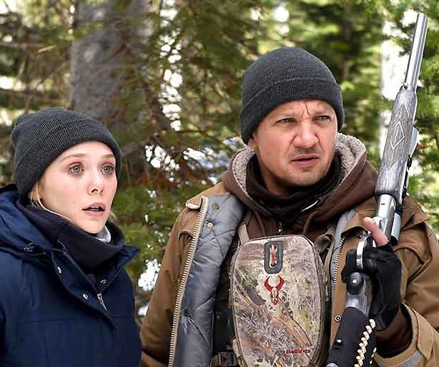 Jeremy Renner helpt Elizabeth Olsen een handje