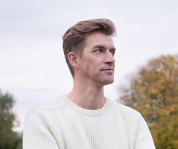 Winfried Baijens praat met betrokkenen van de Groningse gaswinning