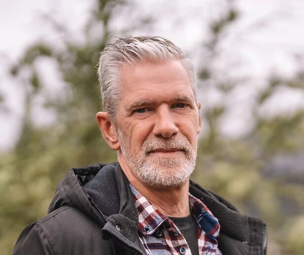 Jan heeft zijn handen vol aan de singles in Winter Vol Liefde