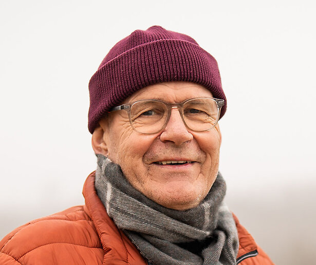 De energieke Hans zet zijn klussen graag even opzij in Winter Vol Liefde