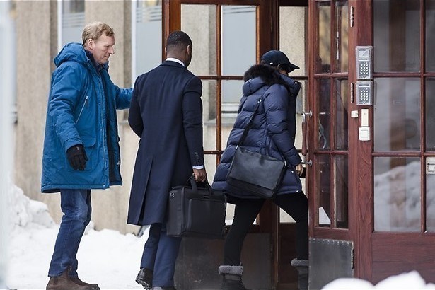 Een lijk tussen de kerstbomen