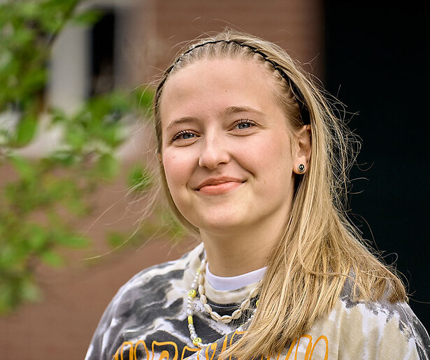 Linde Tijhof verliest zich in Woeste Grond helemaal aan een mysterieuze chatbot