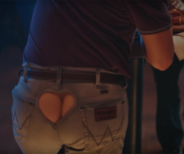 Videosnack: Hilarische reclame voor mannenspijkerbroek met smaakvol decolleté