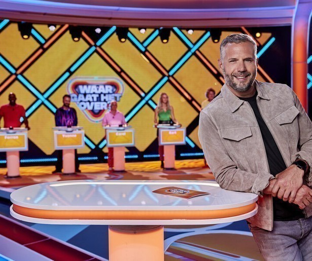 Tijl Beckand staat aan de start van het nieuwe spelprogramma Waar Gaat Het Over?