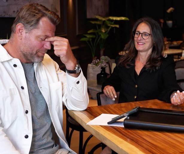 Dennis van der Geest bemiddelt tussen slinkse broers en zussen in Waar is Mijn Erfenis?