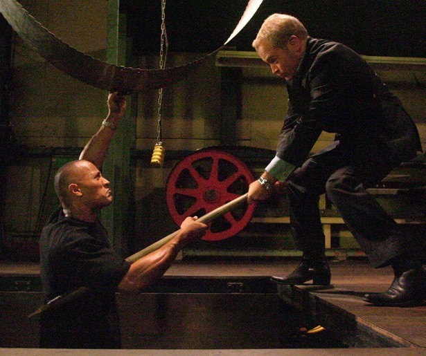 Dwayne Johnson veegt de stad schoon in Walking Tall