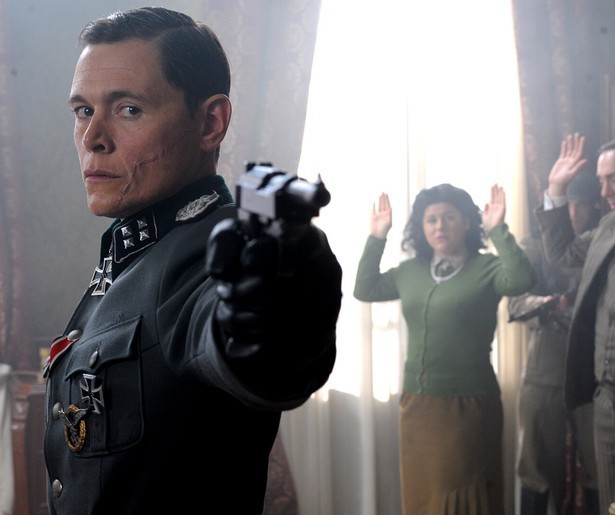 Jonas Armstrong gaat een gevaarlijke missie aan in Walking with the Enemy