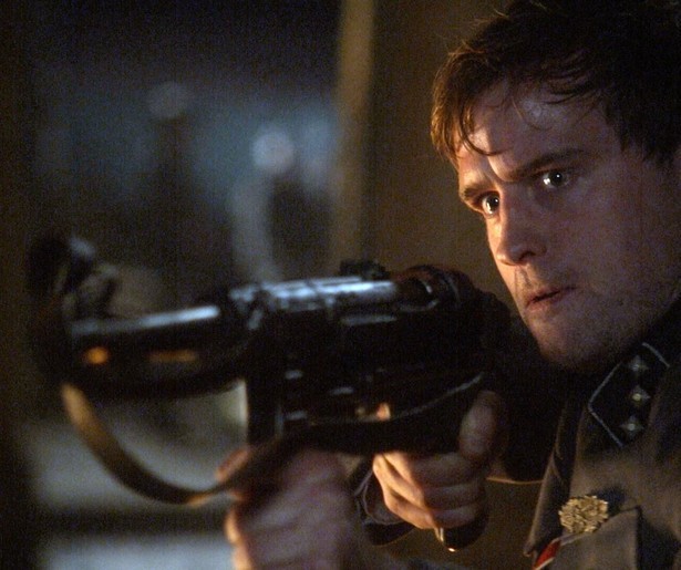 Jonas Armstrong gaat een gevaarlijke missie aan in Walking with the Enemy