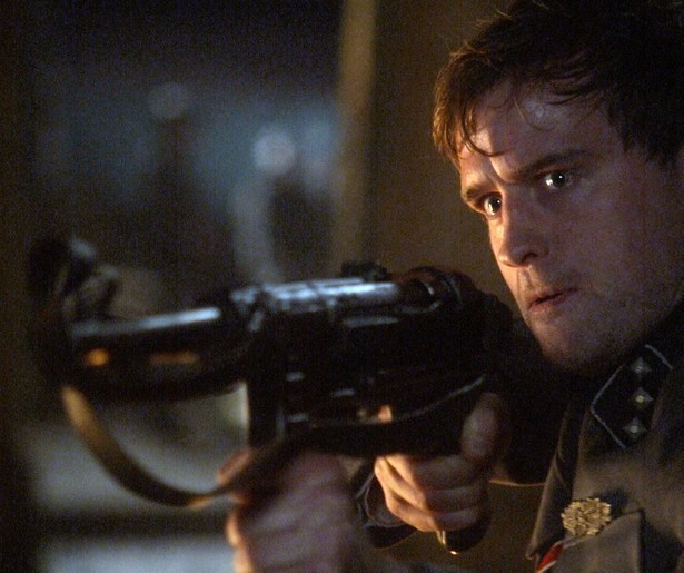 Jonas Armstrong gaat in Walking with the Enemy een enorm gevaarlijke missie aan.