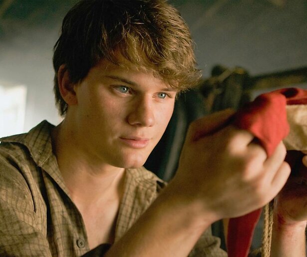 Jeremy Irvine moet alles op alles zetten om zijn geliefde paard terug te vinden in War Horse