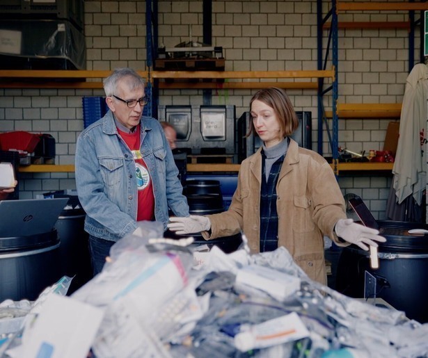 Onderzoeksjournalist Jeroen Smit gaat op zoek naar 'schone medicijnen' in Wat Houdt Ons Tegen