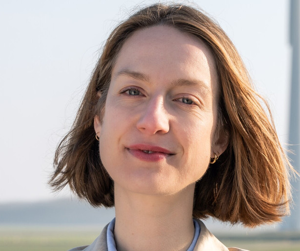 Wat Houdt Ons Tegen?-presentatoren Jeroen Smit en Daphné Dupont-Nivet zoeken uit waarom er personeelstekort is in de techniek