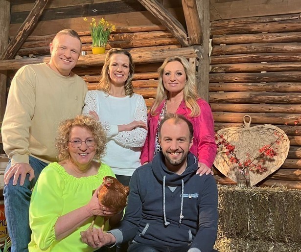 Mirjam Bouwman praat met haar gasten over hun paastradities in Wat Is...