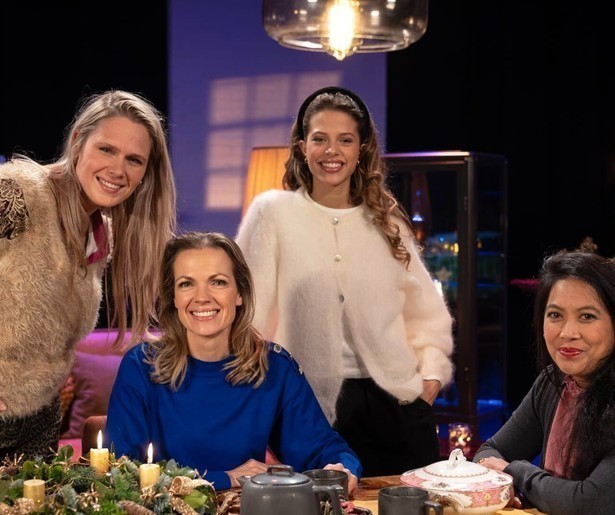 Mirjam Bouwman ontvangt influencer Zara Goedemans in start 'Wat Is Kerst?'