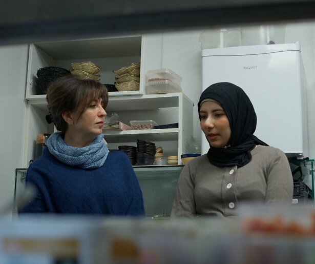 Regisseur Faydim Ramshe zet haar moeder op bijzondere wijze in de spotlights in NPO Doc: Water tussen Ons