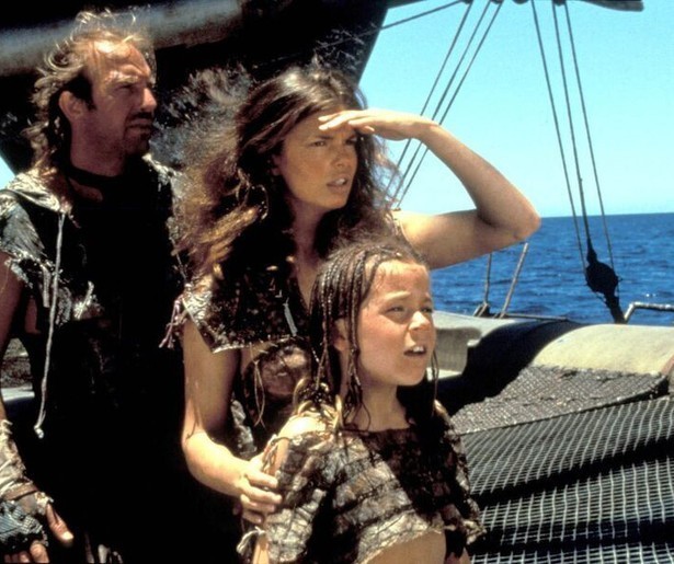 Kevin Costner slaat op de vlucht voor een stel piraten in Waterworld