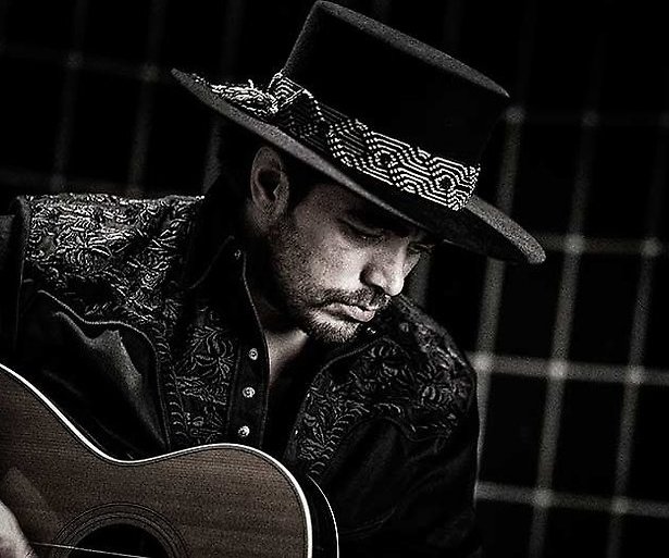 Waylon: Er wint een dame die een kip nadoet