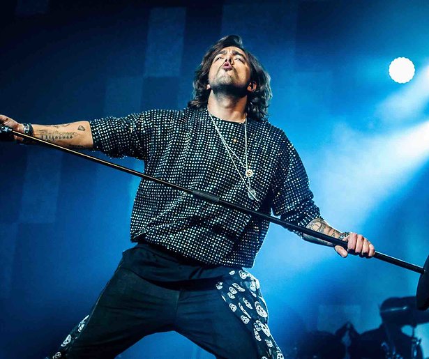 Waylon verdeelt volk met Freddie Mercury-tribute in DWDD