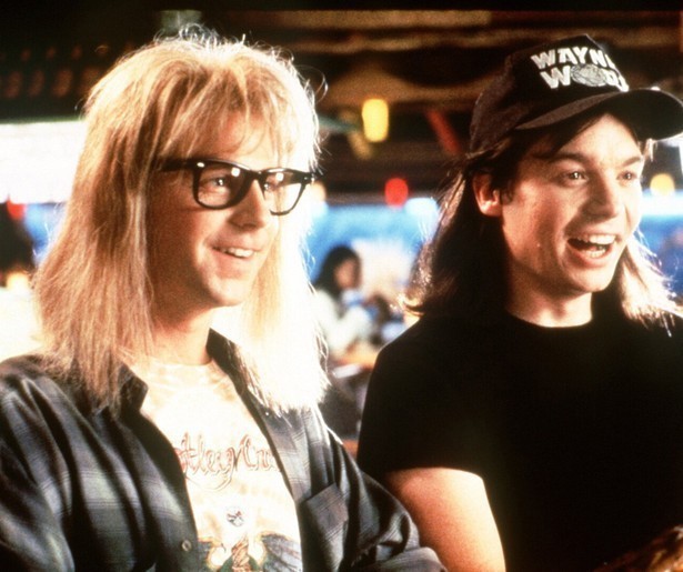 Mike Meyers presenteert een show vanuit zijn kelder in Wayne's World