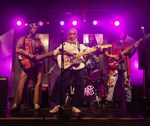 De komedieserie We Are Lady Parts trapt het tweede seizoen af op NPO3