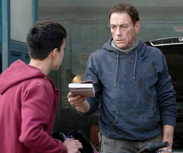 Jean-Claude Van Damme helpt kinderen in We Die Young