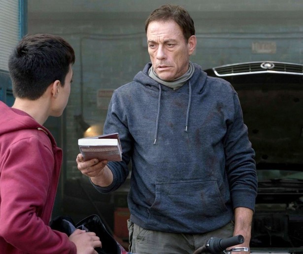 Jean-Claude Van Damme zet zich in voor de kinderen in We Die Young