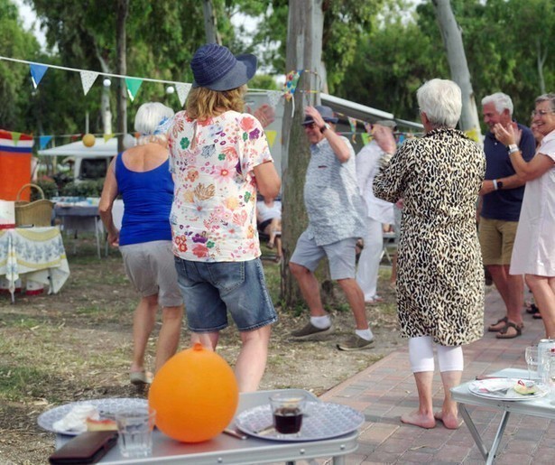 Martine van Os sluit het twaalfde seizoen van We Zijn Er Bijna in stijl af met.. jeu-de-boules!