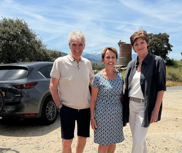 Martine van Os brengt met het We Zijn er Bijna-reisgezelschap een bezoekje aan een nationaal park