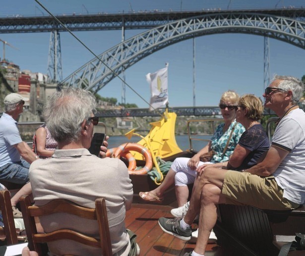 Het We Zijn er Bijna!-gezelschap geniet van een boottochtje over de Douro