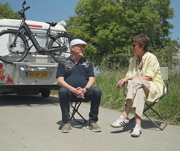 Martine van Os wil alles weten van de alleenreizende Rob in We Zijn er Bijna!