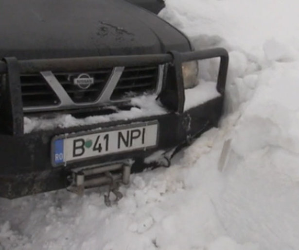 Fred Teeven en Kalvijn rijden zich vast in de sneeuw