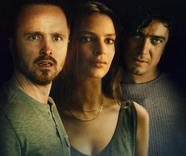 Het wordt Aaron Paul en Emily Ratajkowski niet makkelijk gemaakt in Welcome Home