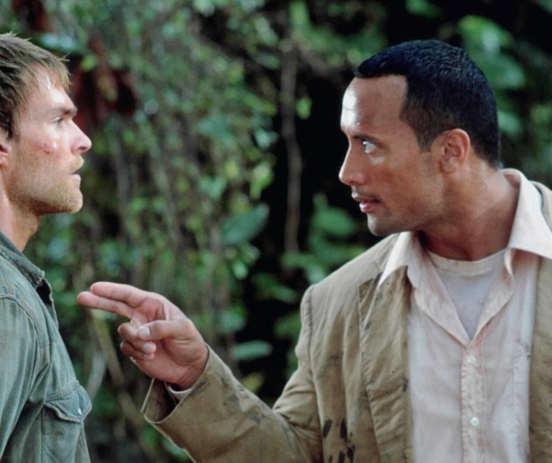 Dwayne Johnson is op zoek naar Seann William Scott in Welcome to the Jungle